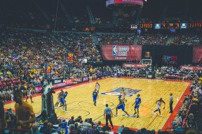 比赛局势复杂引发热议！，Uzi在塞尔维亚队比赛中比赛局势复杂赛场气氛高涨-九游体育电竞